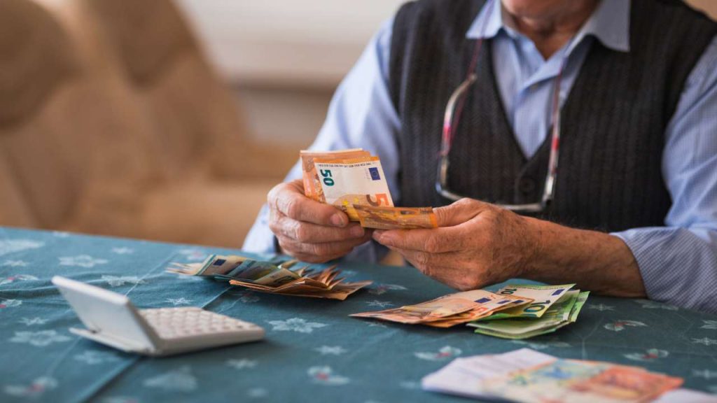 Finančný expert uvádza, koľko je potrebné ročne ušetriť, aby ste mohli pokojne dožiť do dôchodku