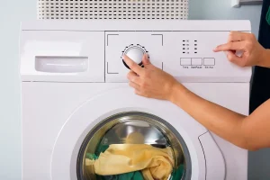 Pranie bielizne so soľou: na čo je táto zmes potrebná a prečo ju odporúčajú odborníci na čistenie