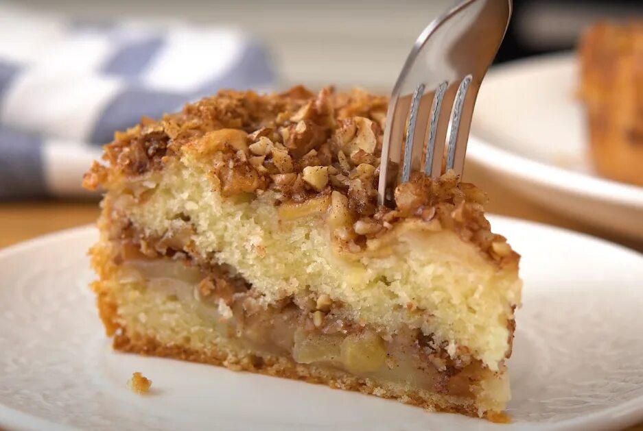 Tento recept je obzvlášť populárny na jeseň. Koláč s jablkami a orechmi poteší vašich hostí