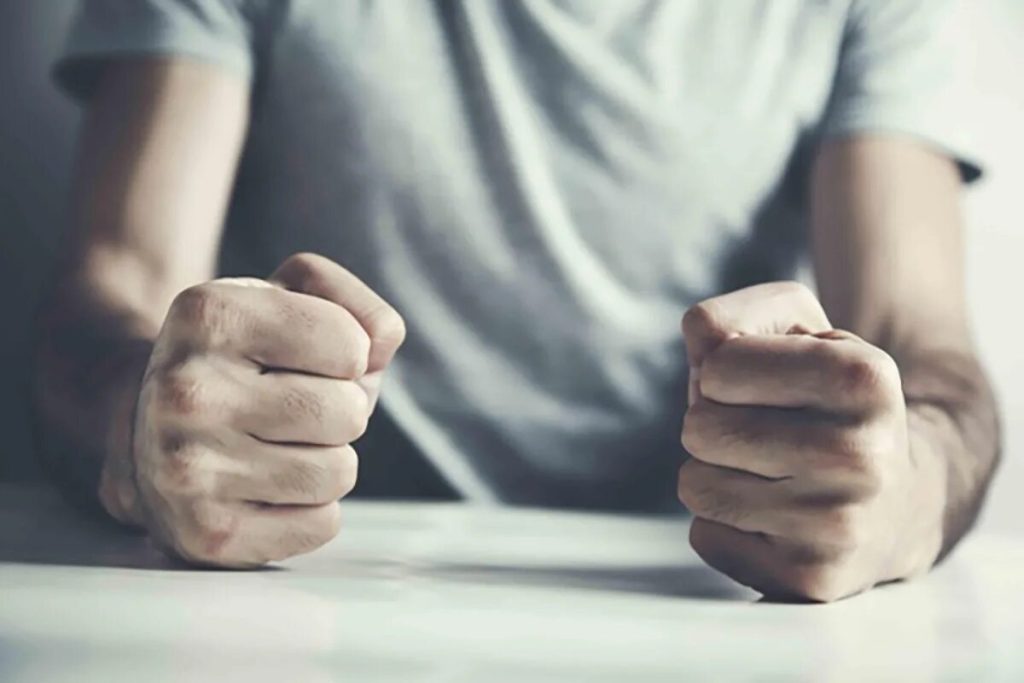 Psychológ: „Ak ste človek, ktorý je vždy v obrannej pozícii a pri najmenšej príčine upadá do zúrivosti, dovoľte mi pripomenúť vám, že poháre sa nepreplnia len kvôli poslednej kvapke.“
