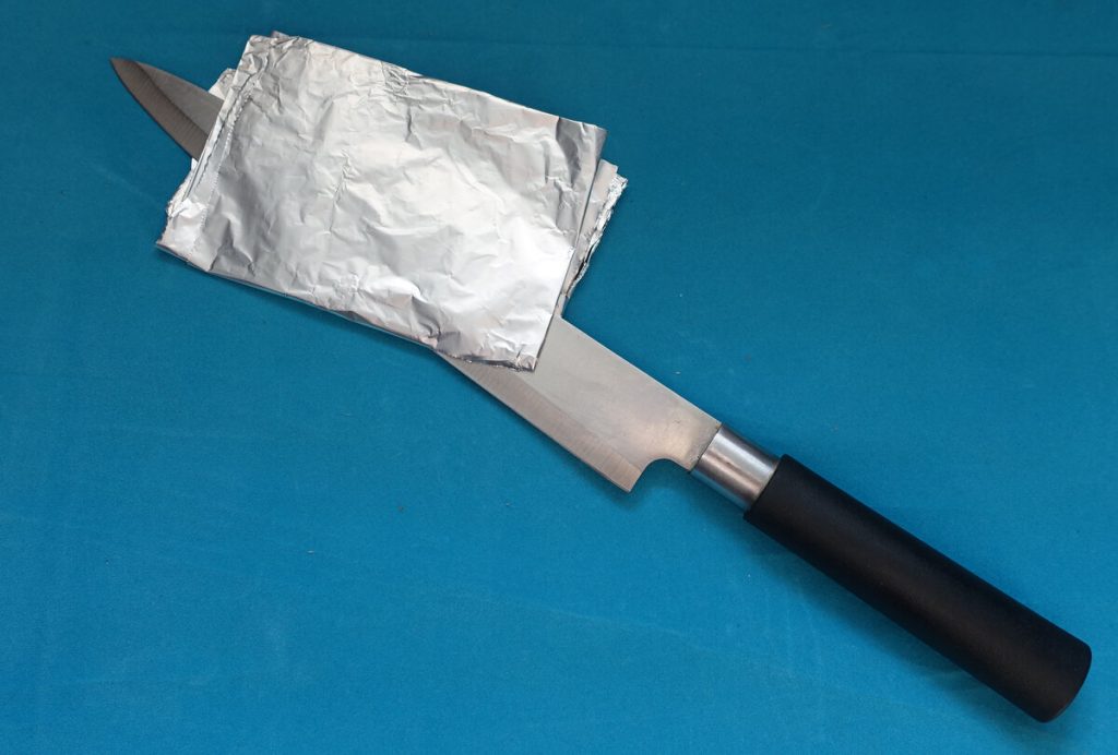Ako obnoviť ostrosť nožov pomocou hliníkovej fólie: spoľahlivý spôsob